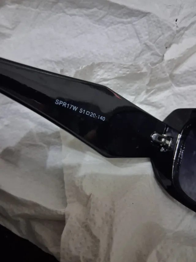 Gafas de sol Prada negras y moradas