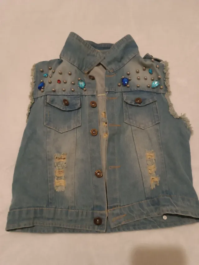 Chaqueta vaquera niña con tachuelas y pedrería