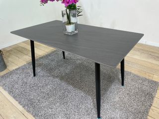 Mesa de Comedor de Superficie Lisa con Patas Metálicas