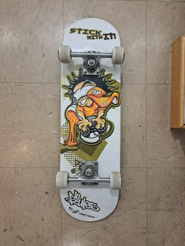 Tabla de skate No Rules con diseño