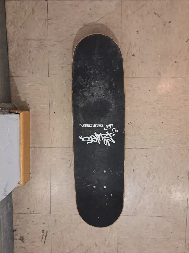 Tabla de skate No Rules con diseño