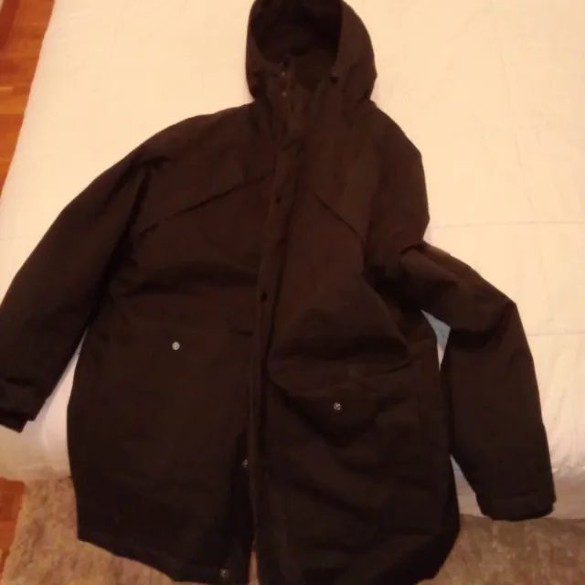 Casaco preto com capuz