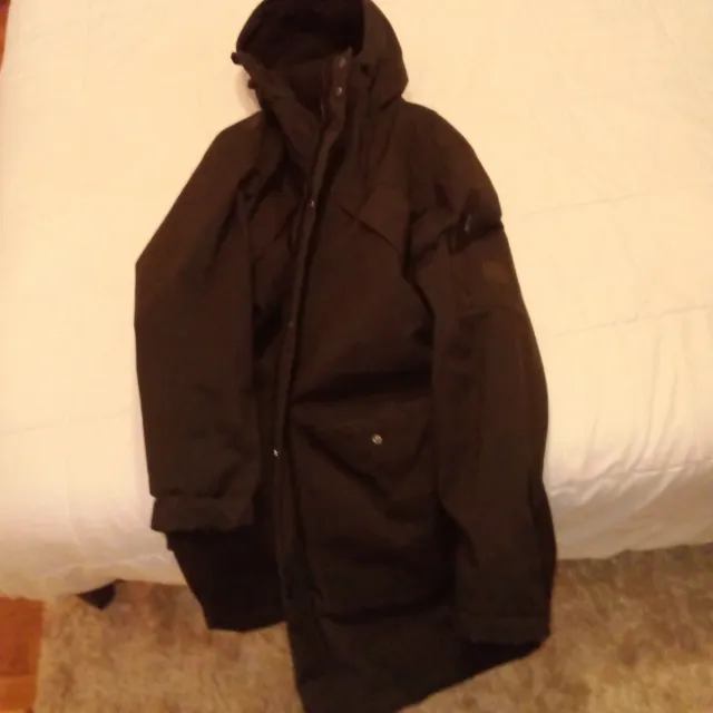 Casaco preto com capuz