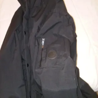 Abrigo negro con capucha,