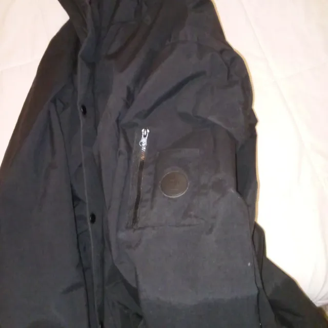 Casaco preto com capuz