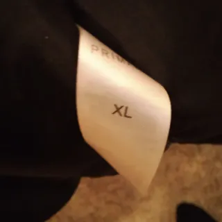 Abrigo negro con capucha,