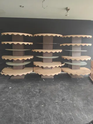 Estanterías expositoras de madera y cristal