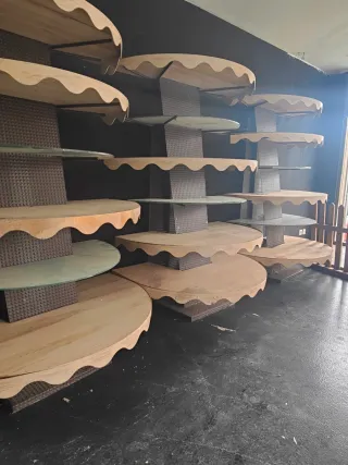 Estanterías expositoras de madera y cristal