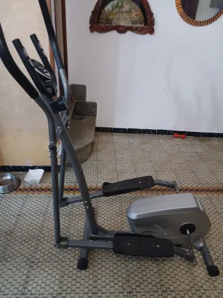 Bicicleta elíptica gris y negra