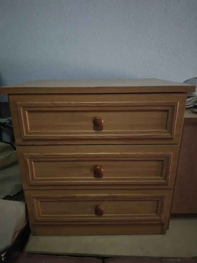 Mesita de noche de madera