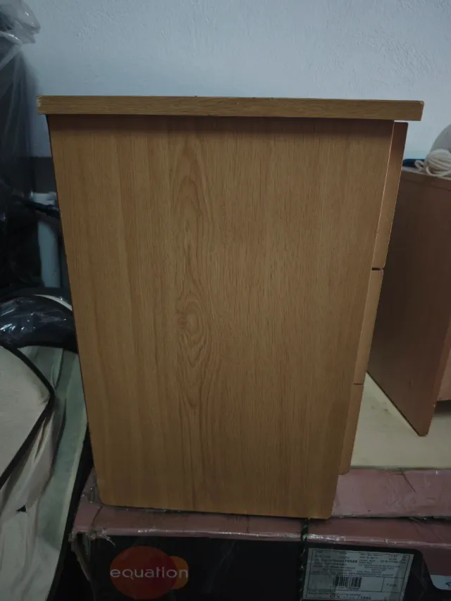 Mesita de noche de madera