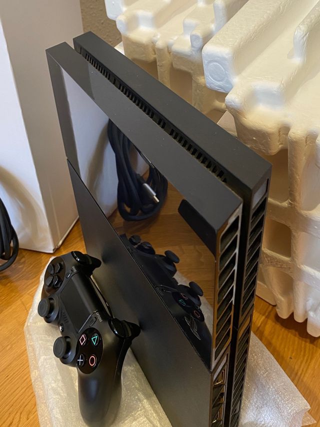 PS4 COMO NUEVA + 4 Juegos