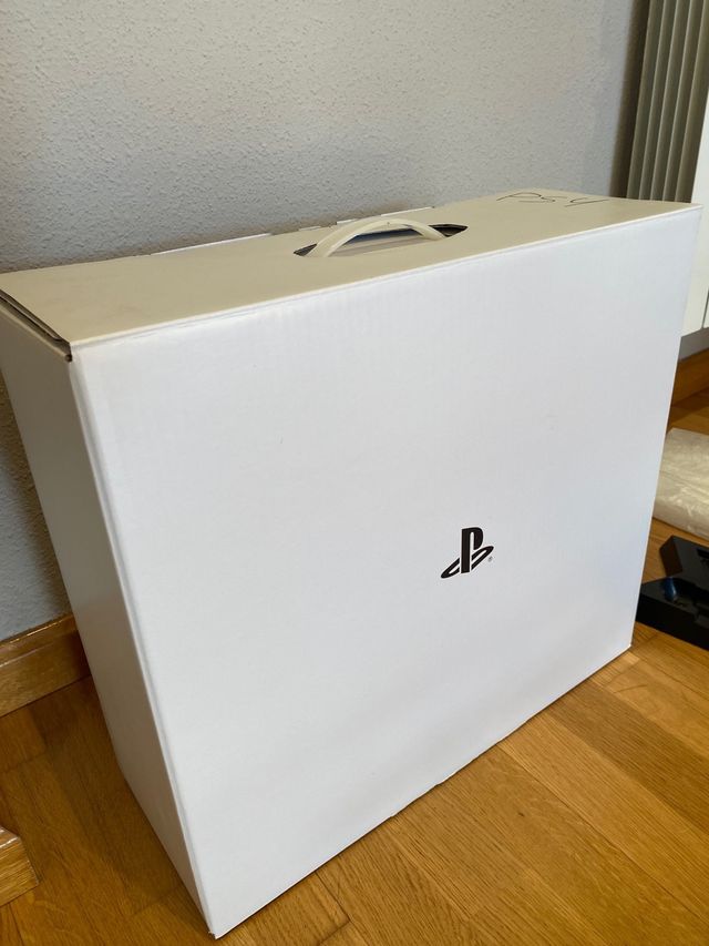 PS4 COMO NUEVA + 4 Juegos