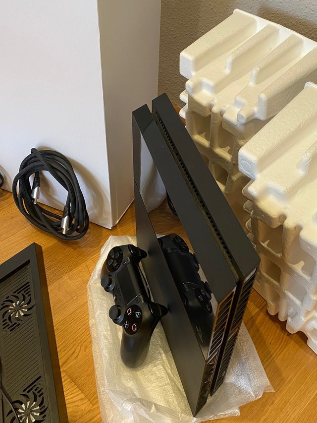 PS4 COMO NUEVA + 4 Juegos