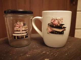 Barattolo e tazza decorati con libri