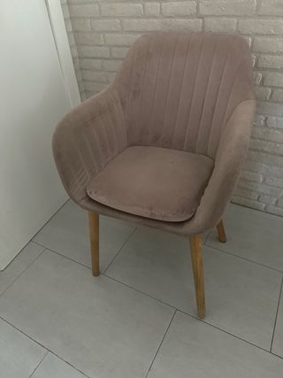 Sedia in velluto rosa con gambe in legno per salotto