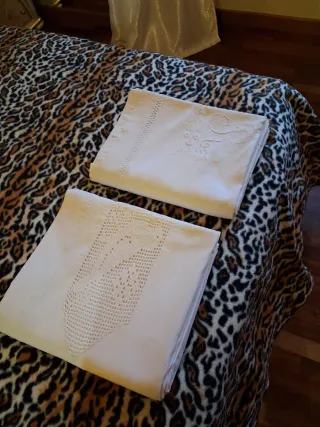 Lenzuola bianche con ricami