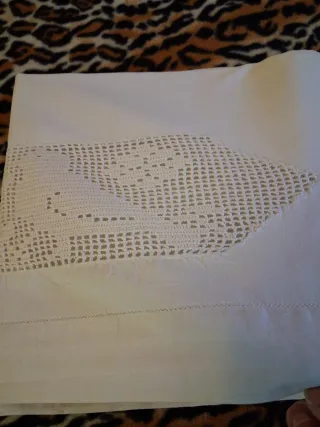 Lenzuola bianche con ricami