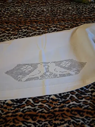 Lenzuola bianche con ricami