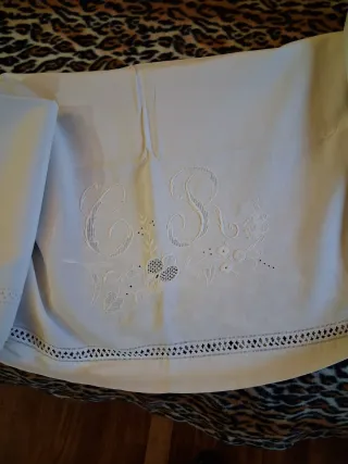 Lenzuola bianche con ricami