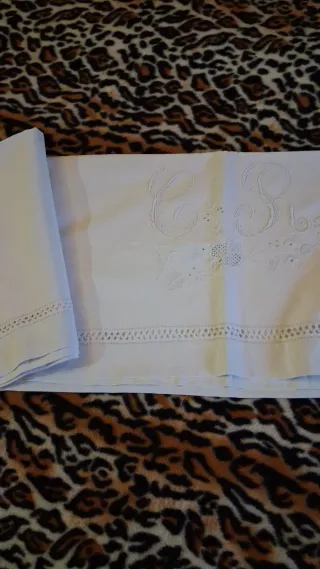 Lenzuola bianche con ricami