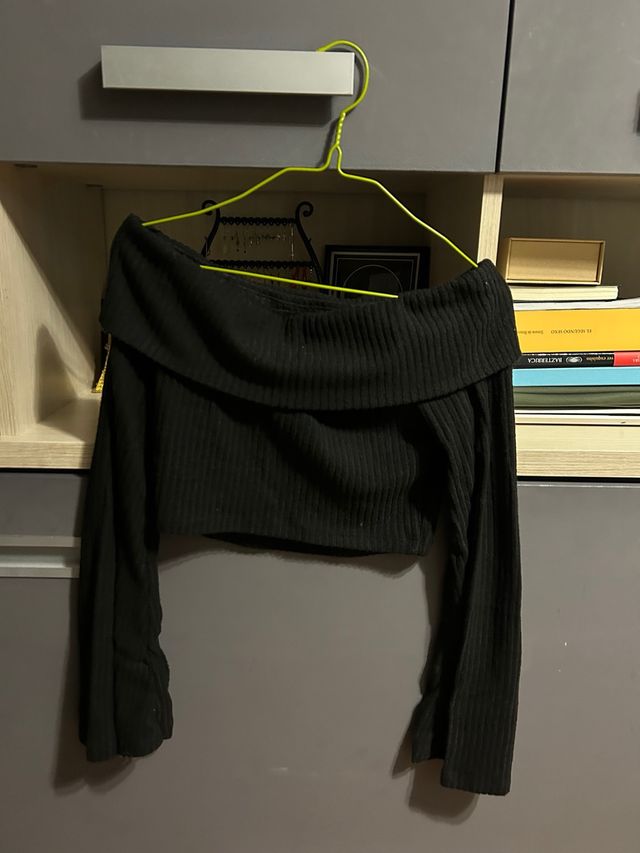 Top corto negro escotado