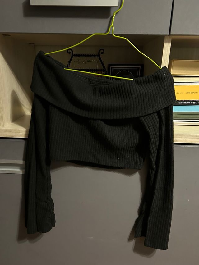 Top corto negro escotado