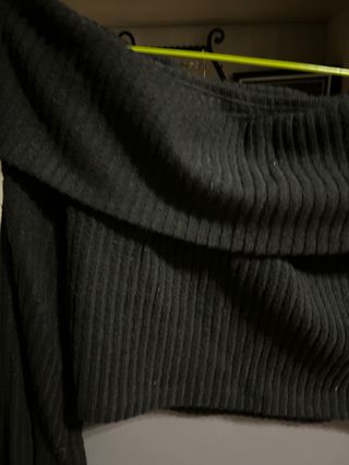 Top corto negro escotado