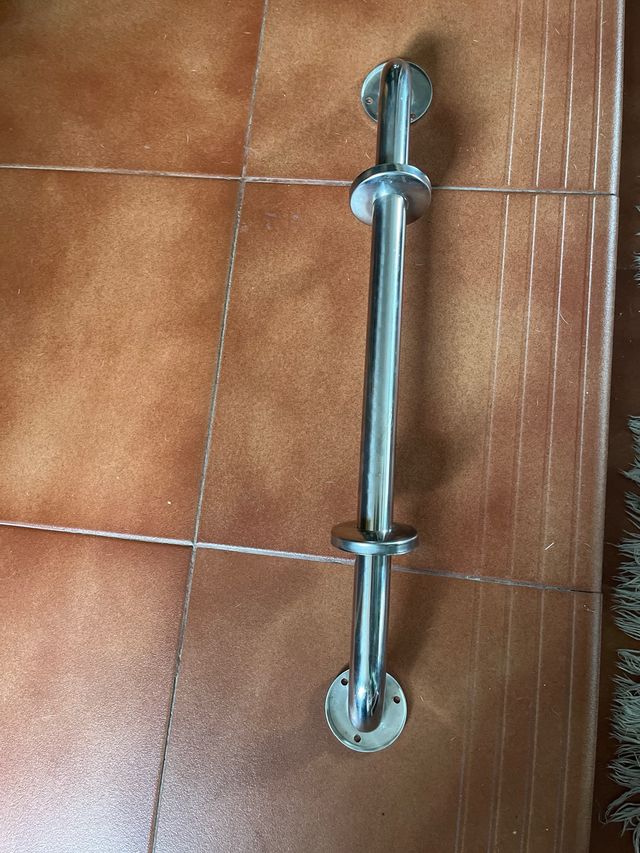 Agarradera de baño metálica plateada