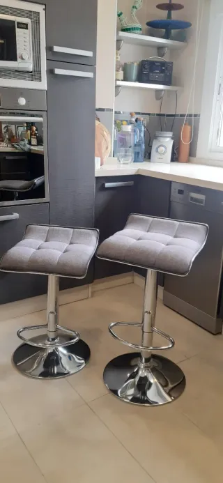 Mesa alta extensible y 2 taburetes