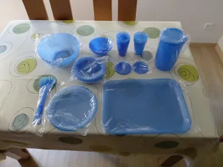 Set di stoviglie in plastica blu per picnic