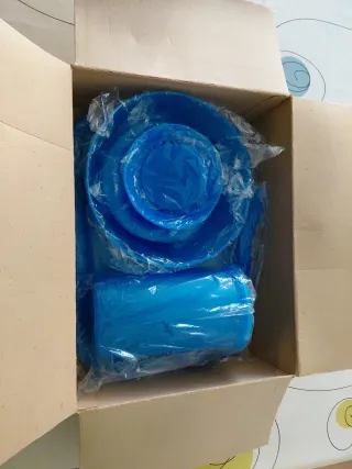 Set di stoviglie in plastica blu per picnic