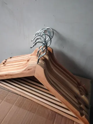 Confezione da 10 appendiabiti in legno