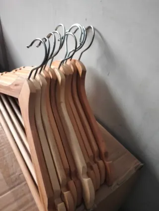 Confezione da 10 appendiabiti in legno