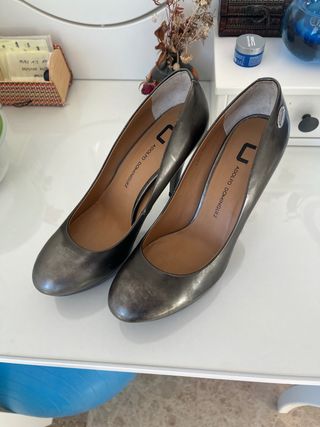 Zapatos tacón Adolfo Dominguez grises