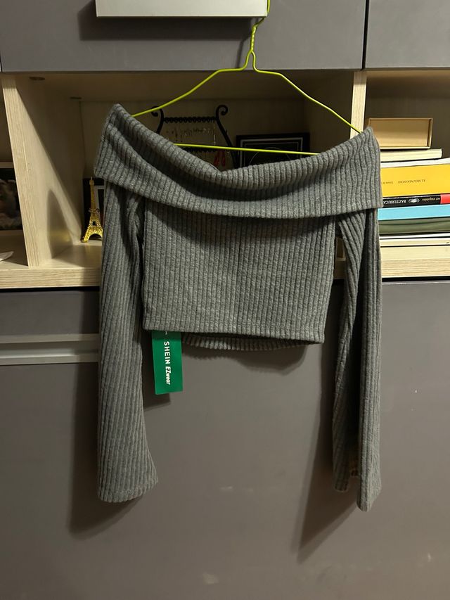 Top gris SHEIN escote Bardot