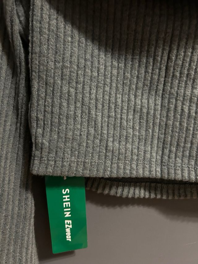 Top gris SHEIN escote Bardot