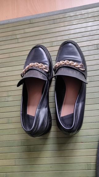 Zapatos negros elegantes cadena dorada, T: 39-40