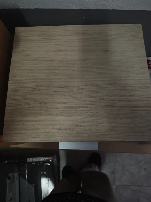 Mesita de noche de madera y metal