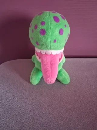 Peluche Hey Clay Verde con Puntos Morados