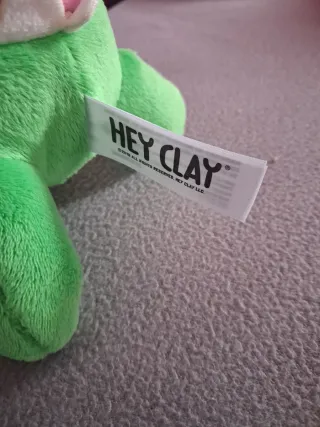 Peluche Hey Clay Verde con Puntos Morados