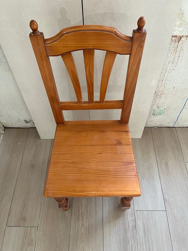 Jogo de 2 cadeiras de madeira