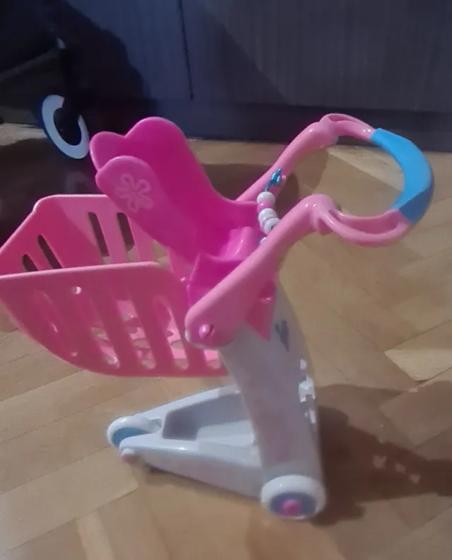 Nancy con carrito y caja registradora