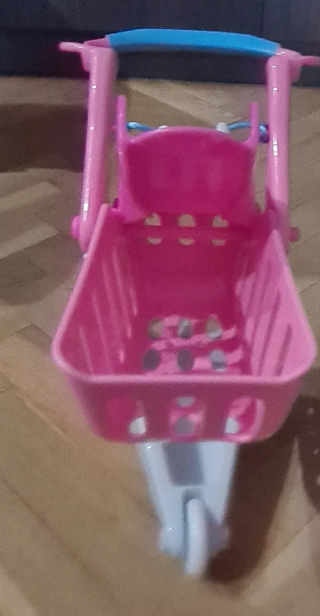 Nancy con carrito y caja registradora