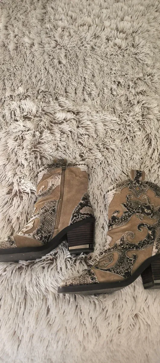 Botines de piel con estampado de serpiente