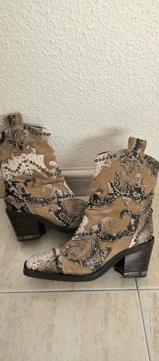 Botines de piel con estampado de serpiente