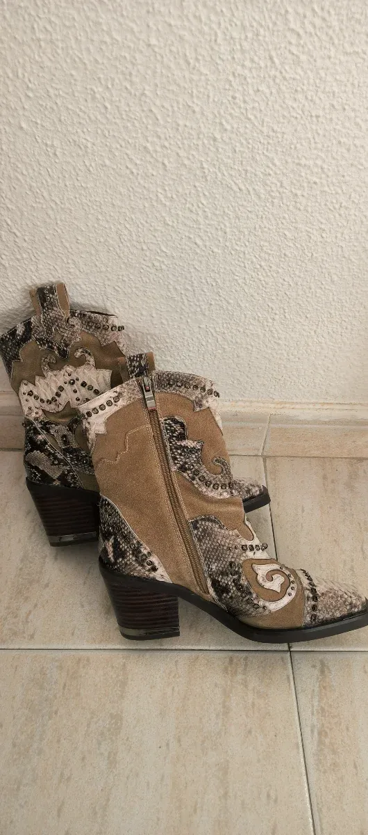 Botines de piel con estampado de serpiente