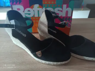 Sandalias Refresh cuña negras y beige