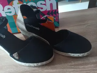 Sandalias Refresh cuña negras y beige