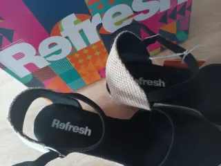 Sandalias Refresh cuña negras y beige